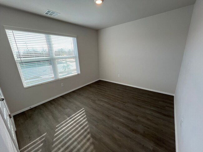 Building Photo - **St Patrick's Day Deal!** NEWER Three Bed...