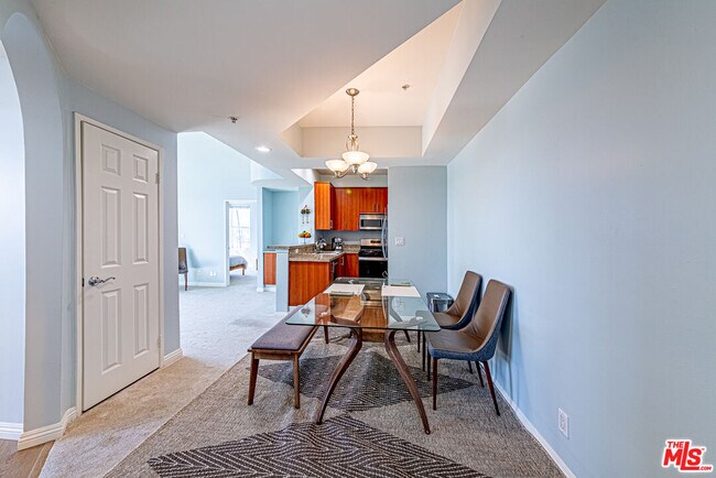 Building Photo - 620 S Gramercy Pl