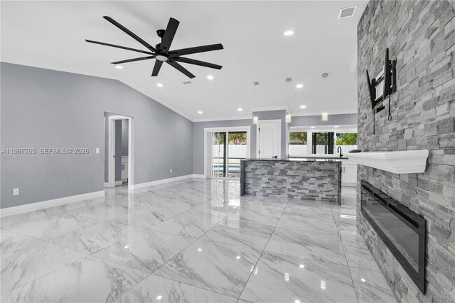 Building Photo - 702 NW Orchid St