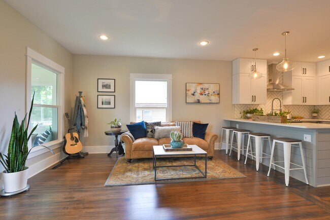 Building Photo - Beautifully remodeled 3 Bedroom Bungalow in Old Town