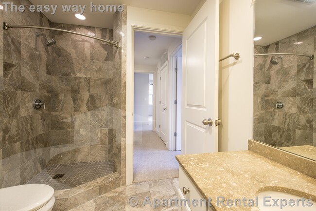 Building Photo - 110 Second St Unit #PH12