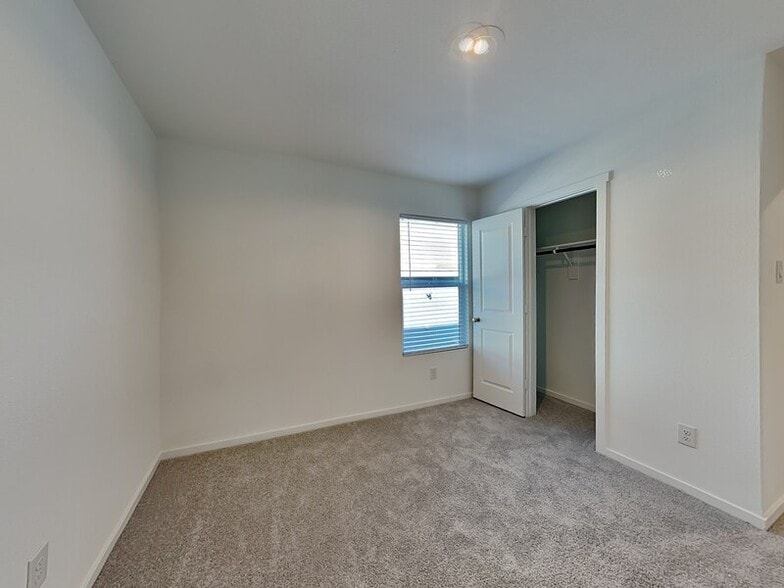 Building Photo - 1813 Equine Retreat Wy