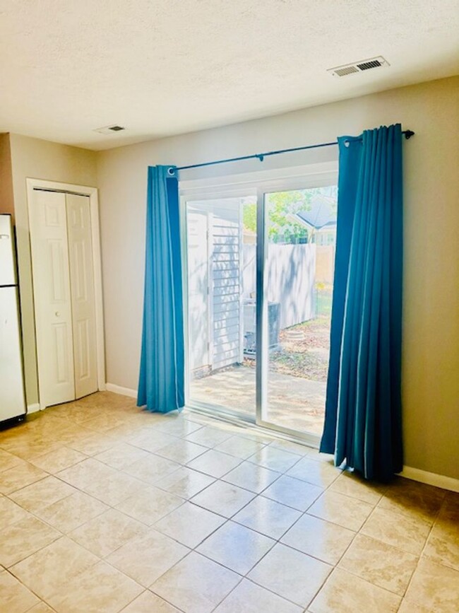 Building Photo - End unit town  house walking distance to b...