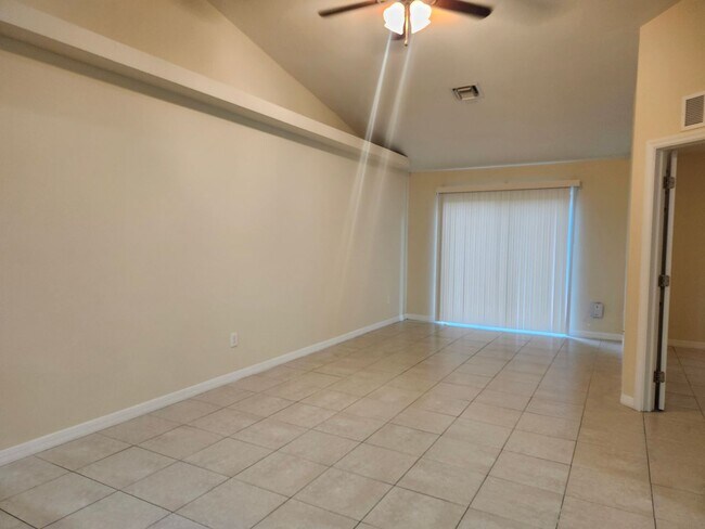 Building Photo - Nice, Clean 3 Bedroom, 2 Bathroom Duplex w...