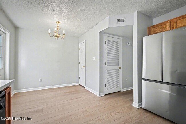 Building Photo - 1217 Clock St