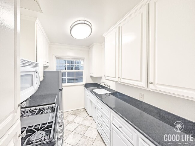 Building Photo - Beautiful 1BD/1BA Condo in Hillcrest W/ Shared Backyard & Laundry Room!