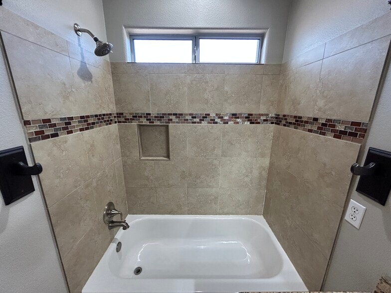 Building Photo - 4132 E Anderson Dr