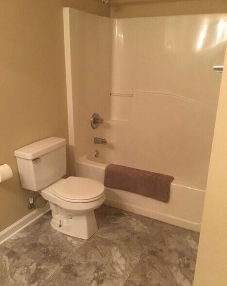 Master bathroom - 2020 Glennfield Ln