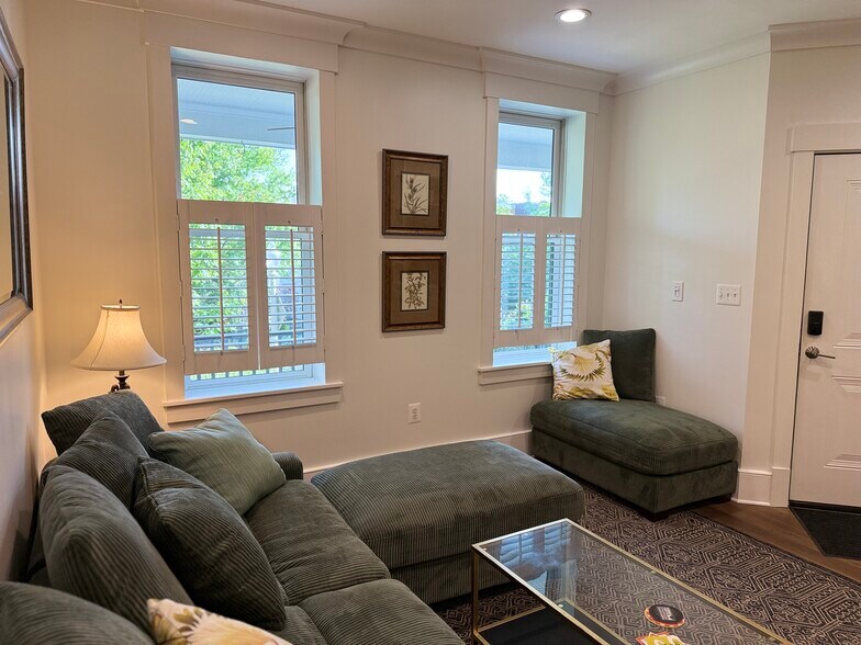 Relaxing Main Level Living - 1232 I St NE