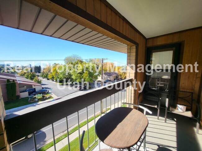 Building Photo - 2244 N Canyon Rd