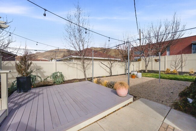 Building Photo - 574 Pugsley St