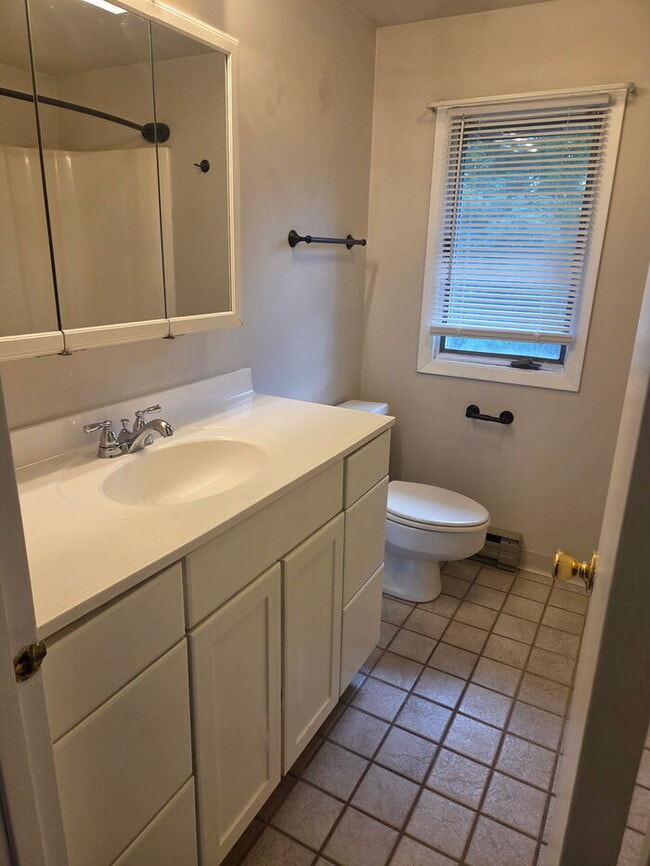 Building Photo - 2 bedroom townhome.