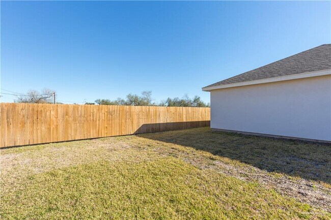 Building Photo - 3405 E Zinnia Ave