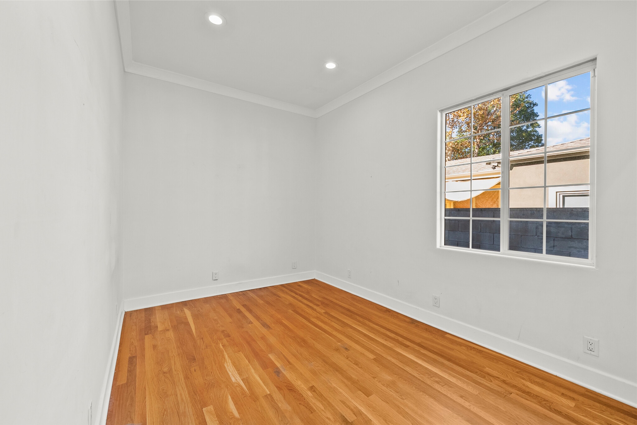 Building Photo - 6223 Simpson Ave