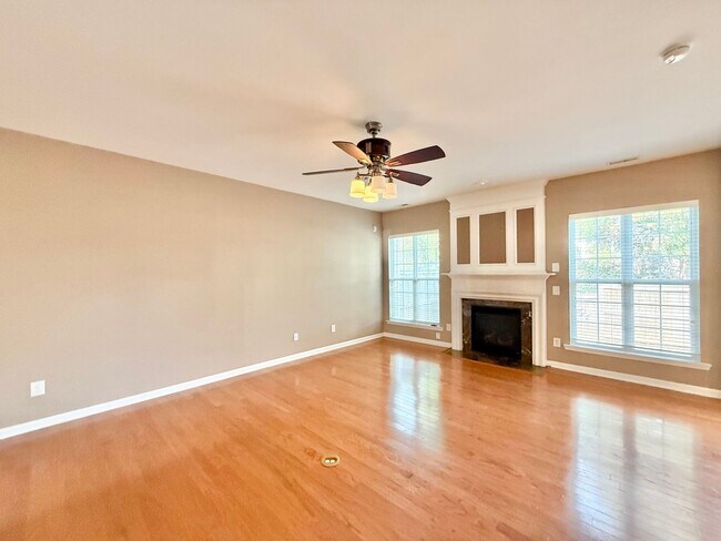 Building Photo - Charming 3BD, 2.5BA Raleigh Townhome with a Fenced Yard Near Shopping, Dining, Interstates, and R...