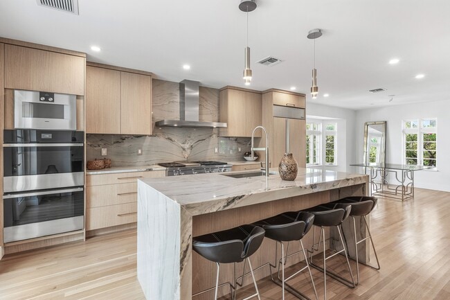 Building Photo - 306 Cordova Rd