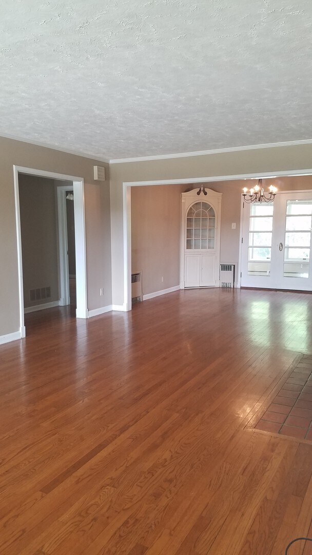 Building Photo - Charming Three-Bedroom Home Near Universit...