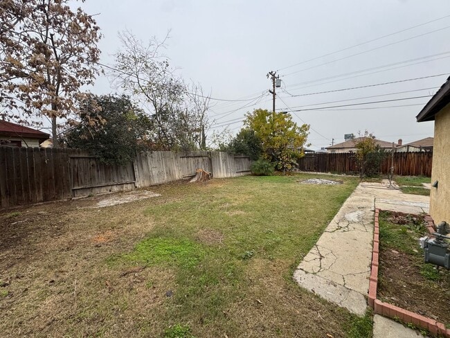 Building Photo - Charming home in 93308!