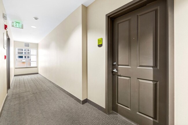 Building Photo - Beautiful 2 Bed 1.75 Bath Condo in Downtown Bellevue