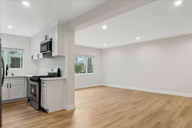 Building Photo - 1347 N Las Palmas Ave