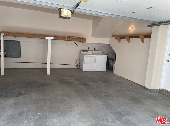 Building Photo - 5271 Newcastle Ave