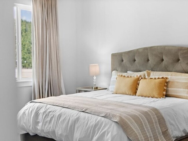 Building Photo - Fully Furnished Luxury 3-Bed, 2-Bath Home ...