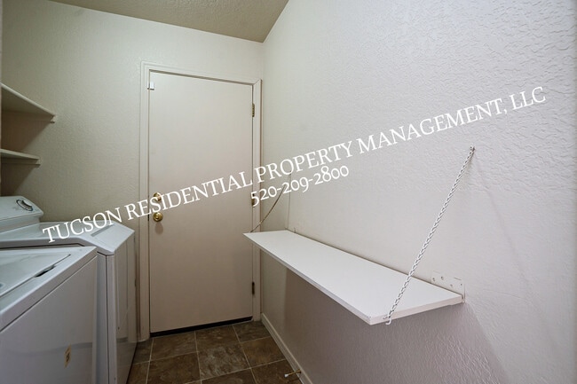Building Photo - 5891 E Farmridge Dr