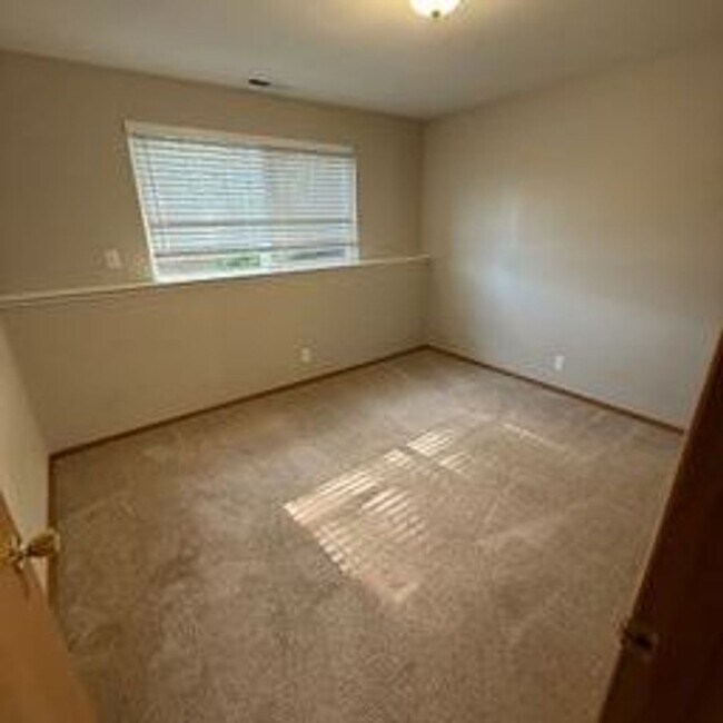 Building Photo - Beautiful home in highly desirable Bellevue neighborhood.