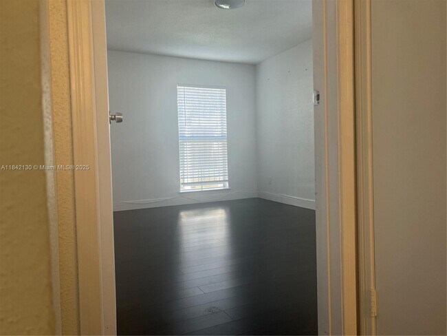 Building Photo - 949 Riverside Dr