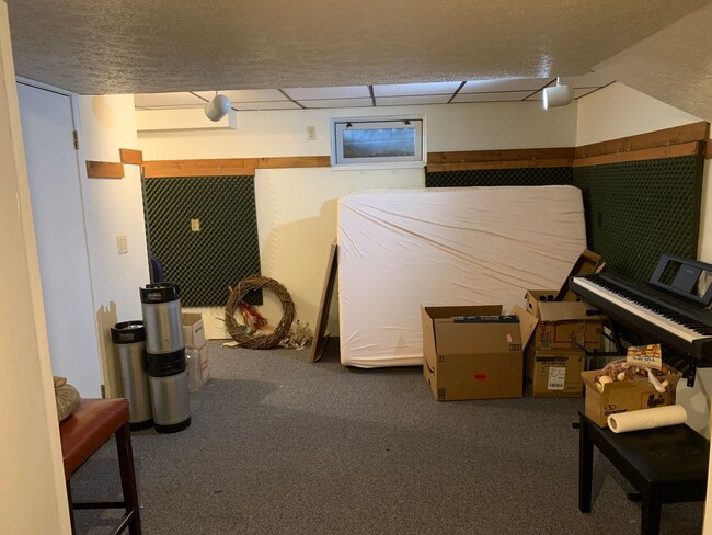 Building Photo - 3 bd/1.5 bath Charming Home just 4 blocks from IU Jacob's School of Music - Available August 2026!