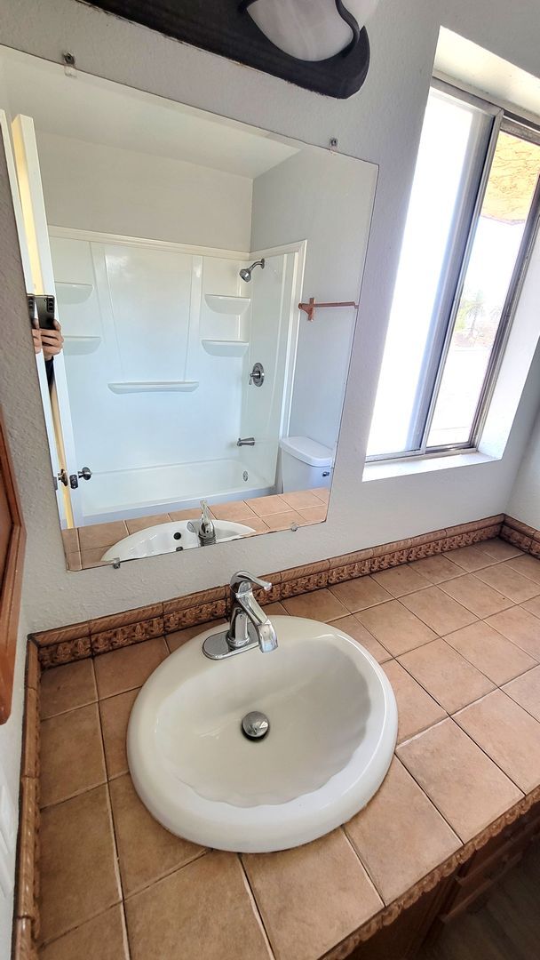 Building Photo - 2 bedroom, 1.5 bath townhome with 2 parking in Escondido