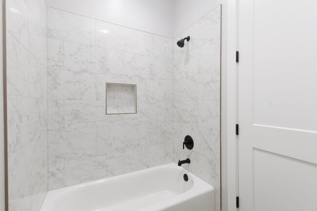 Building Photo - Gorgeous 5 bed | 3.5 bath |  Custom Home with RV Garage in Tonaquint!