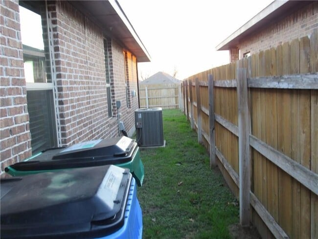 Building Photo - 102 Hidden Springs Dr