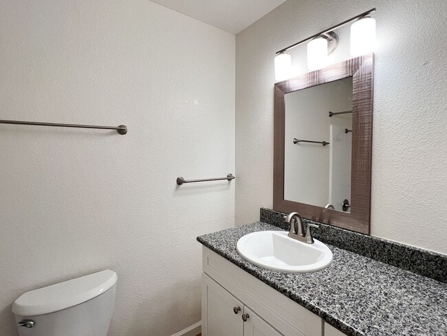 Building Photo - Renovated One Bedroom Condo with Single Ca...