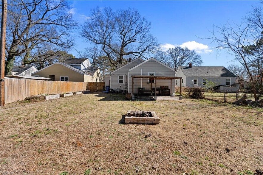 Building Photo - 2605 Bapaume Ave