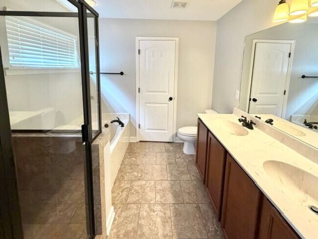 Building Photo - Gated Community 4 Bedroom 2.5 Bath Home In Southeast Memphis