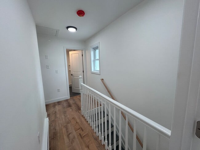 Building Photo - Gorgeous 3 bedroom 1 1/2 bathroom Single F...