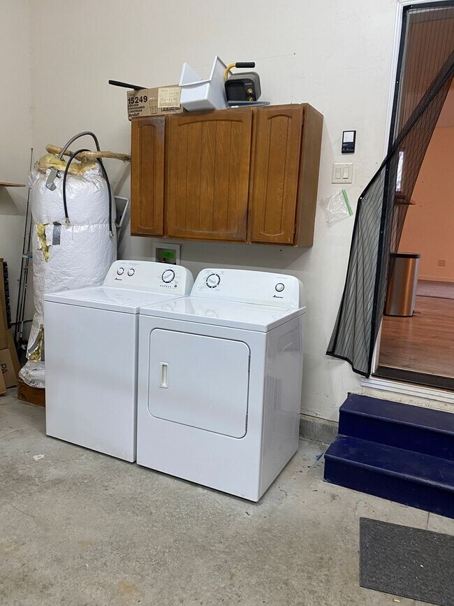 Building Photo - Spacious  3 bedroom 2.5 bathroom townhouse