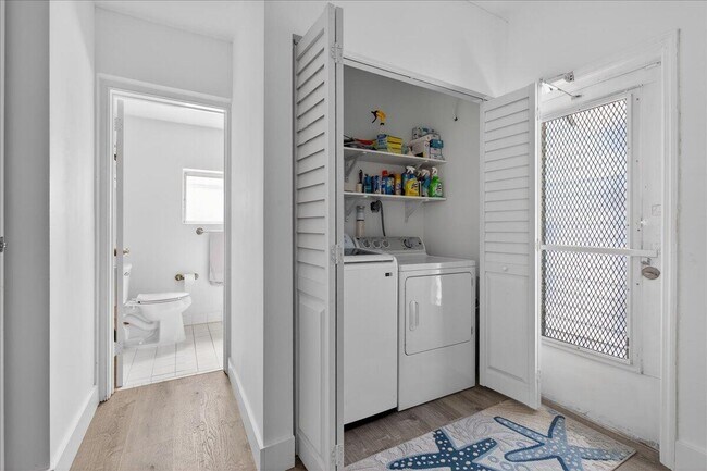 Building Photo - 110 NE 30th St