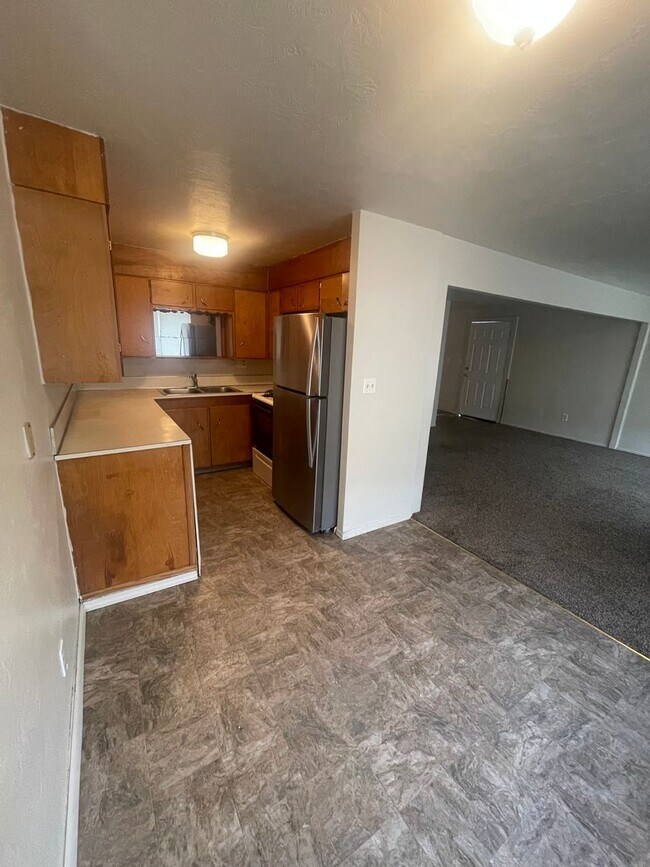 Building Photo - Large Two Bedroom Conveniently located Amenities!