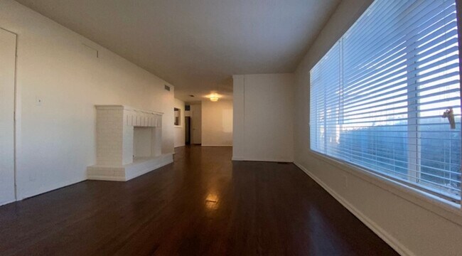 Building Photo - Arlington Heights Cottage