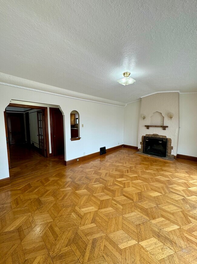 Building Photo - 615 Prague St