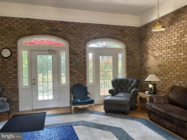 Building Photo - 3115 Patrick Henry Dr
