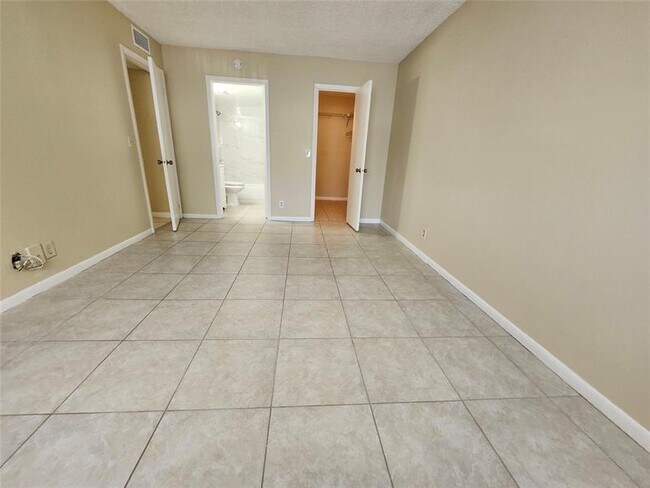 Building Photo - 545 Trace Cir