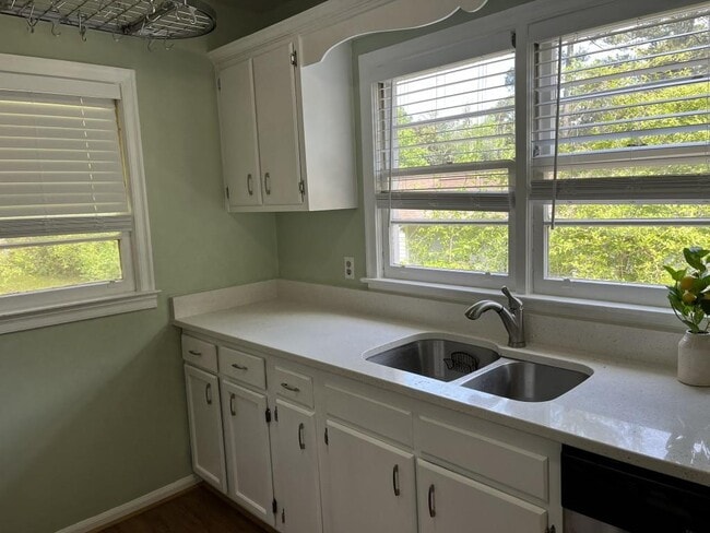 Building Photo - 549 Alpine Way