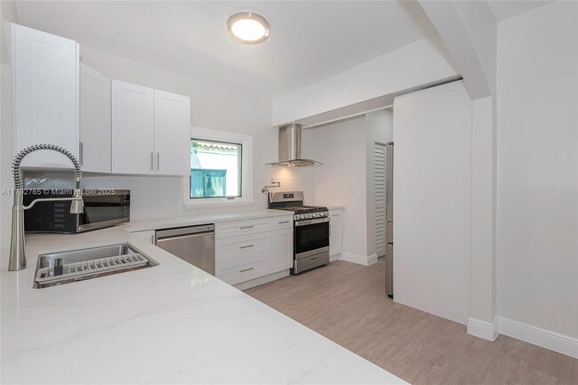 Building Photo - 108 2nd Dilido Terrace