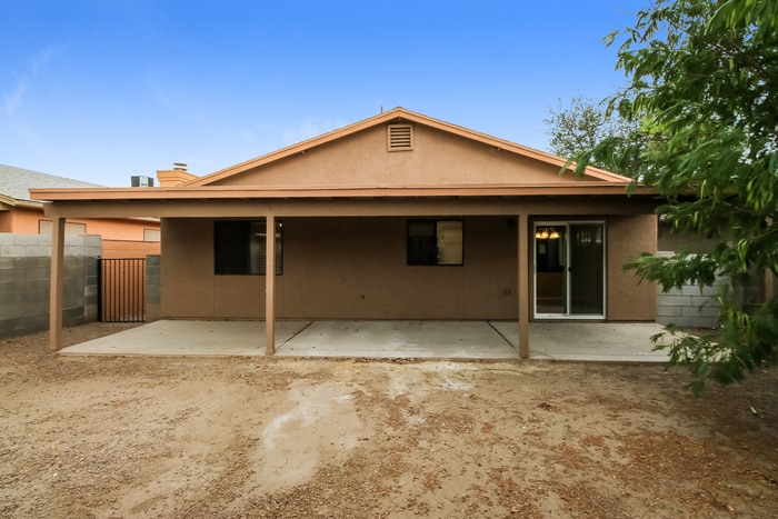 Building Photo - 1610 W Houchin Way