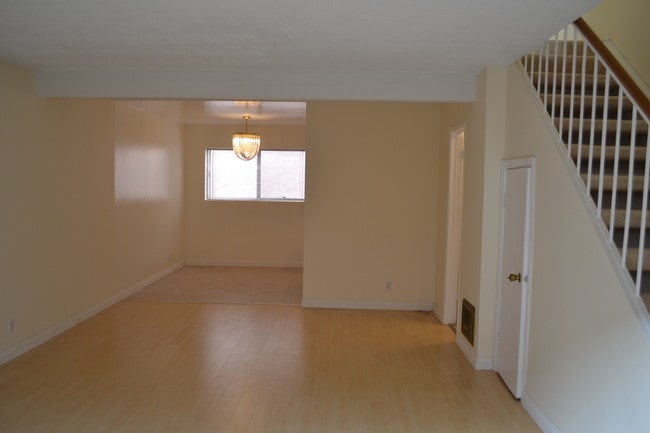 Building Photo - 719 N Eucalyptus Ave