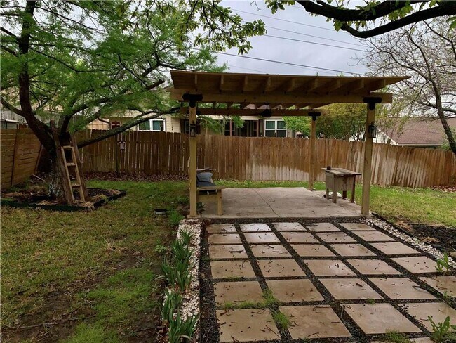 Building Photo - 2406 Stirrup Dr