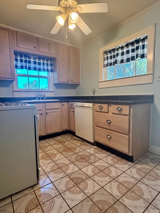 Building Photo - Cute Cottage For Rent!